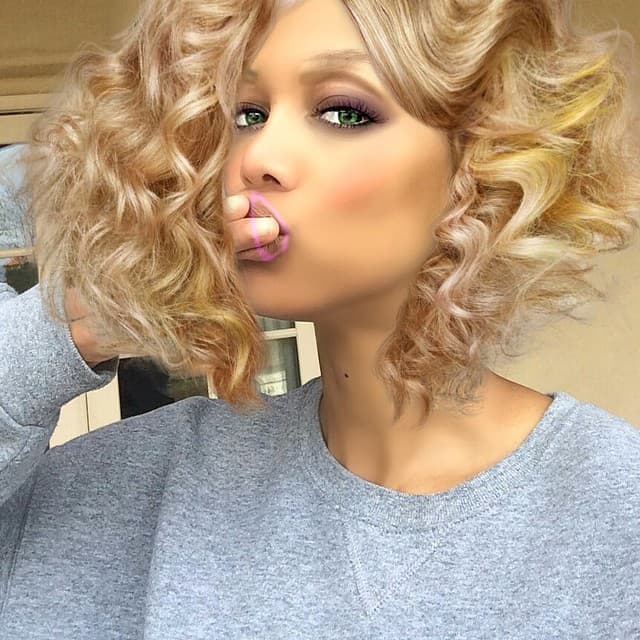 Aún sin labial y haciendo una mueca, sus labios lucen extraordinarios.