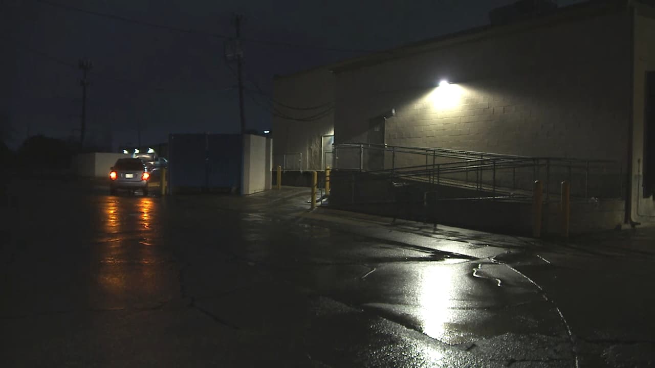 Autoridades revelan hallazgo de una mujer muerta en un área comercial en Irving