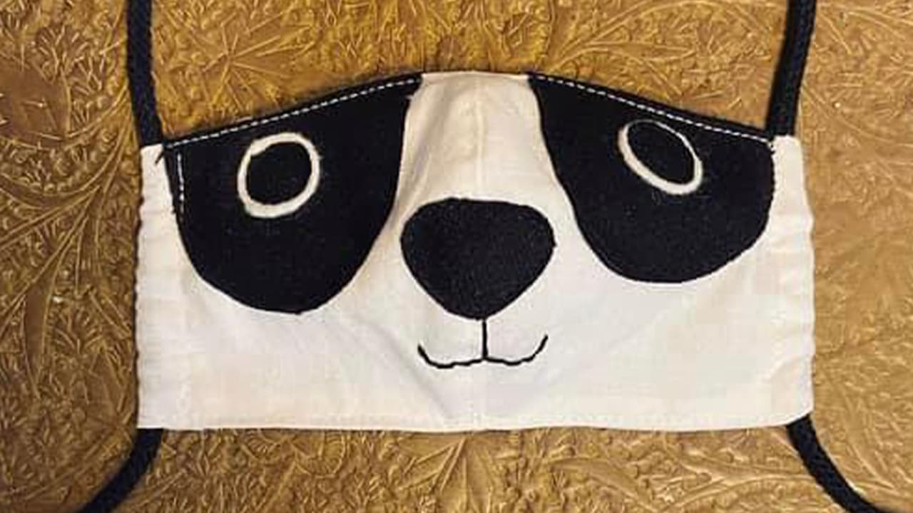 Jessica cuenta con una amplia experiencia en costura de moda la cual ahora aplica en la fabricación de cubrebocas para contener el coronavirus.