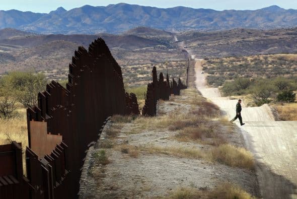 Por todo esto, cuesta trabajo creer que aún siga habiendo temerarios en busca del sueño americano, pero los hay.