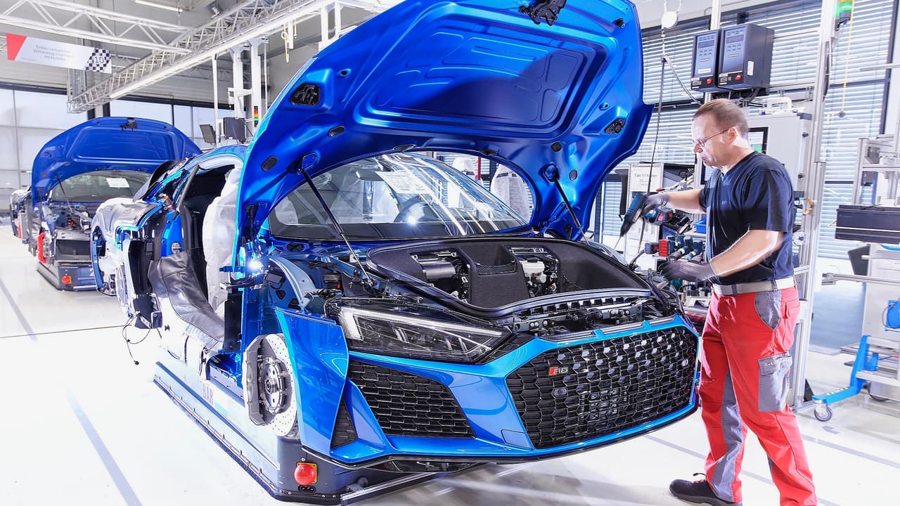 Debajo del capó del Audi R8 2019 también hay mejoras. El motor V10 'básico' ganó 30 caballos de fuerza y 7 lbs.-pie de torque para 2019, para un total de 562 CF y 405 lbs.-pie. Esto permite que al nuevo vehículo acelerar de 0 a 62 mph (100 km/h) en 3.4 segundos, 0.1 segundos más rápido que la versión anterior y alcanzar por primera vez las 200 mph de velocidad máxima.