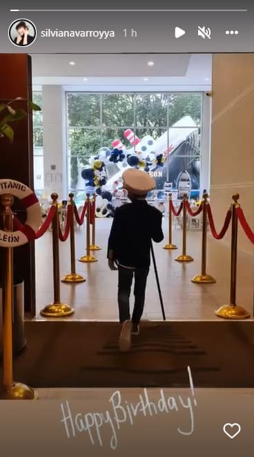 León aparece vestido de marinero en una de las instantáneas. En el jardín del lugar en el que se llevó a cabo la celebración se ve un inflable en forma de barco que lleva grabado su nombre.