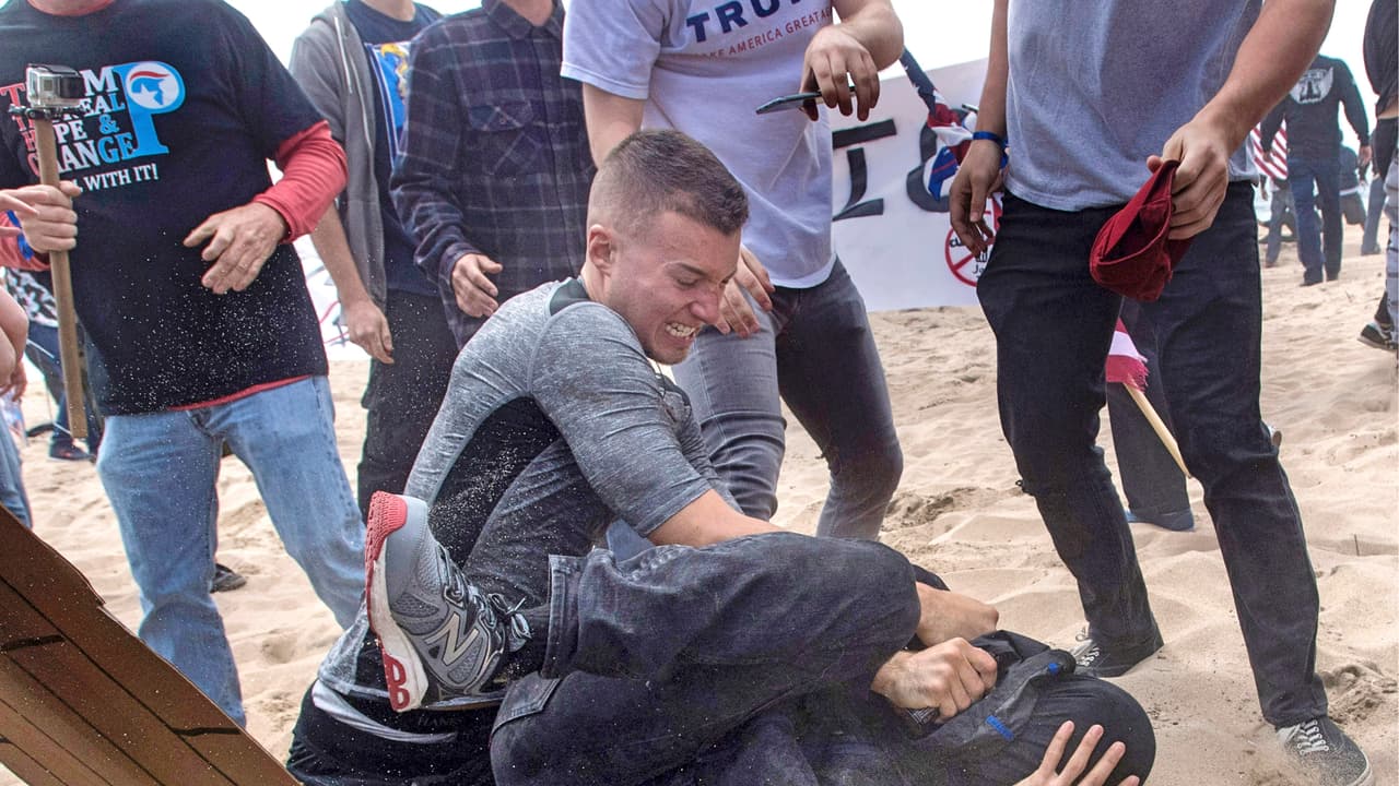 Marcha "Make America Great Again" se volvió violenta. Al menos seis personas fueron arrestadas por disturbios y bajo sospecha de uso ilegal de gas pimienta.