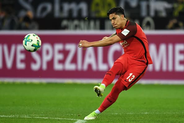 Carlos Salcedo, nominado en la Bundesliga a mejor defensa central de la temporada 