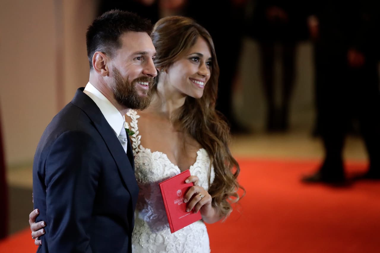 Luego de ser prácticamente "novios de toda la vida" y tener dos hijos en común, Lionel Messi y Antonella Roccuzzo se dijeron finalmente "sí, acepto" el 30 de junio de 2017 en Rosario, Argentina. (AP Foto/Victor R. Caivano)