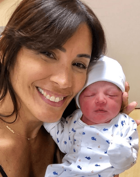 Posteriormente tocó el turno a Sandra Meléndez de posar con
<b> Lorenzo Andrés en esta tierna imagen</b>.