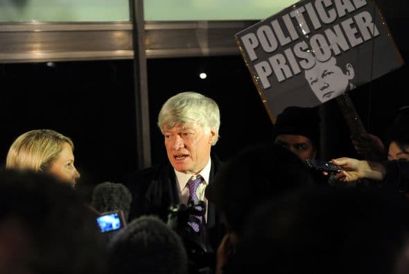 Mientras tanto, Assange lleva consigo un brazalete electrónico y deberá residir en un domicilio registrado y tendrá que presentarse ante la policía todas las noches.