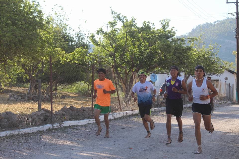 La mayoría de rarámuris se hicieron atletas de alto rendimiento debido a que tienen que recorrer distancias largas en medio de la Sierra Tarahumara para ir de una comunidad a otra.