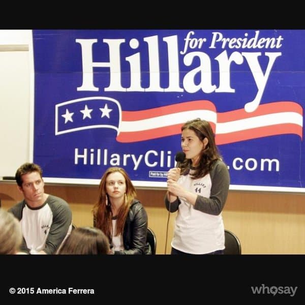 America Ferrera, aquí con su amiga y también actriz Amber Tamblyn, ha participado en eventos por Hillary.