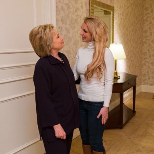 Se reunió con la candidata y también se sacó fotos del recuerdo.