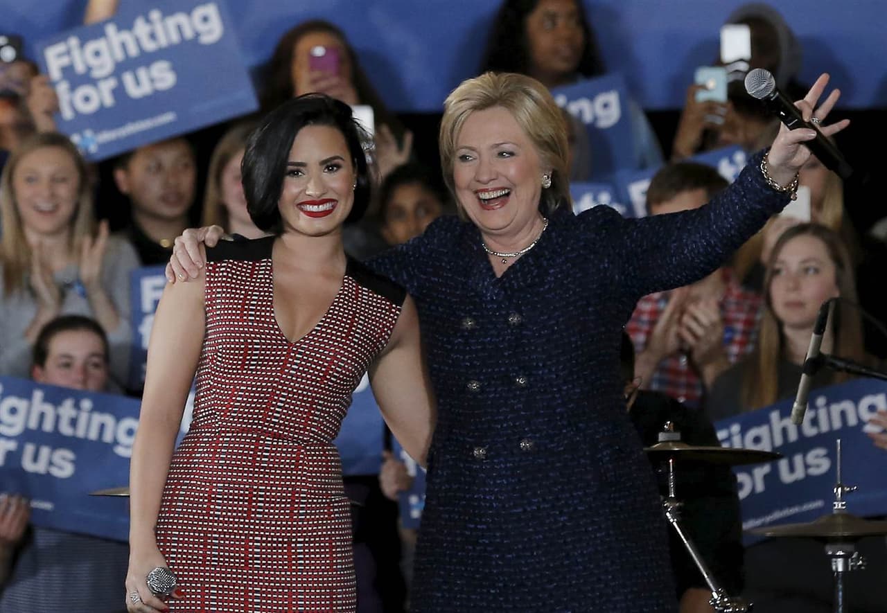 Demi Lovato es otra cantante que ha estado junto a Hillary.