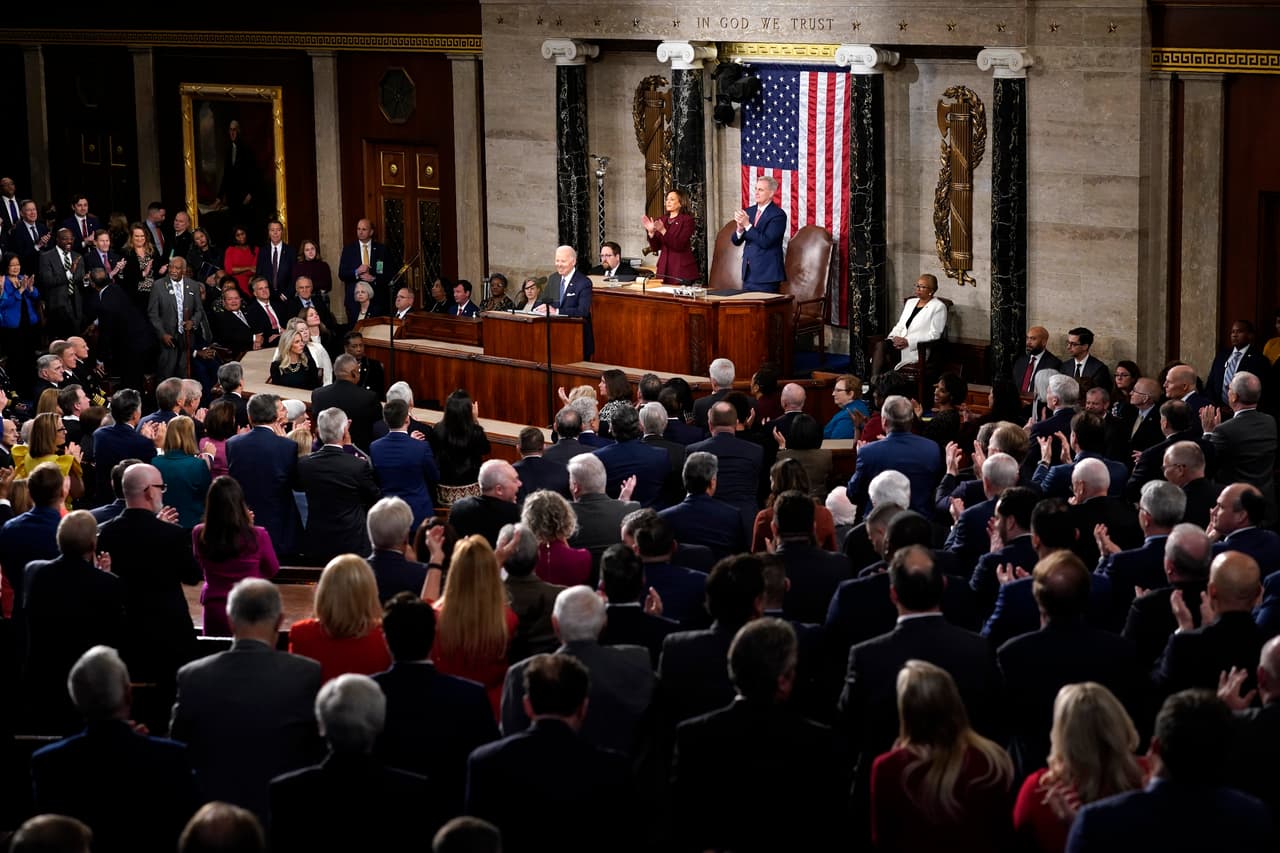 Uno de los pocos momentos en el discurso en el que hubo una ovación bipartidista fue cuando Biden se refirió al Medicare y al Seguro Social. "Tenemos unanimidad", reaccionó el presidente. "Medicare es algo que salva vidas [...] y parece que todos estamos de acuerdo, vamos a respaldar a las personas de la tercera edad".