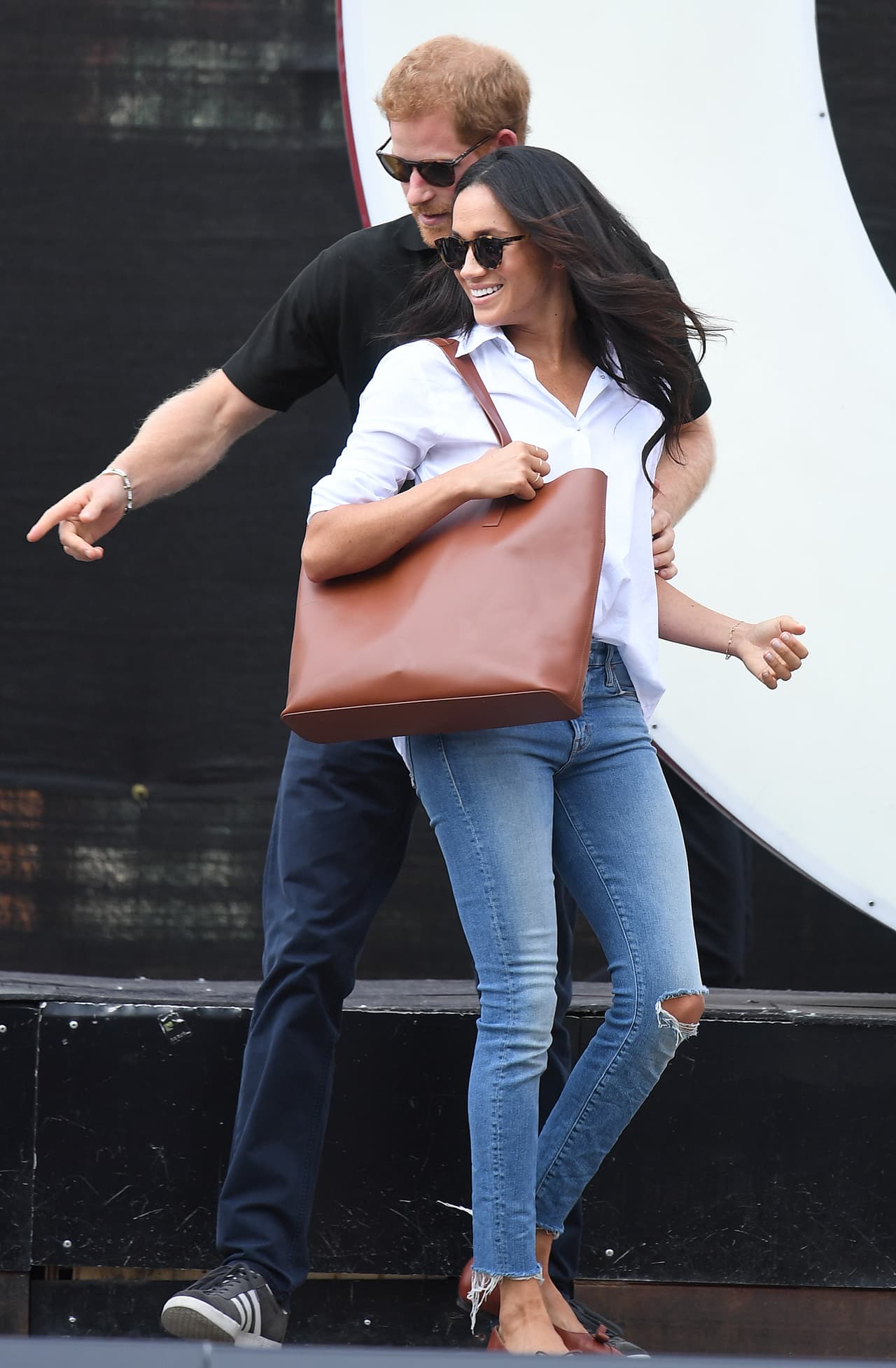 Aunque
<b><a href="https://www.univision.com/estilo-de-vida/moda/a-un-ano-de-la-primera-vez-que-vimos-a-meghan-con-harry-asi-ha-cambiado-la-ahora-duquesa-fotos"> los jeans rotos eran una prenda habitual en su guardarropa</a></b> cuando aún era novia del príncipe Harry.