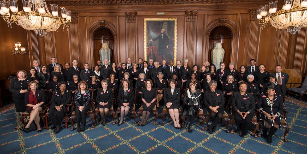 Algunos miembros de la bancada demócrata vestidos de negro en apoyo al movimiento #MeToo posan para una fotografía que circula en redes sociales.