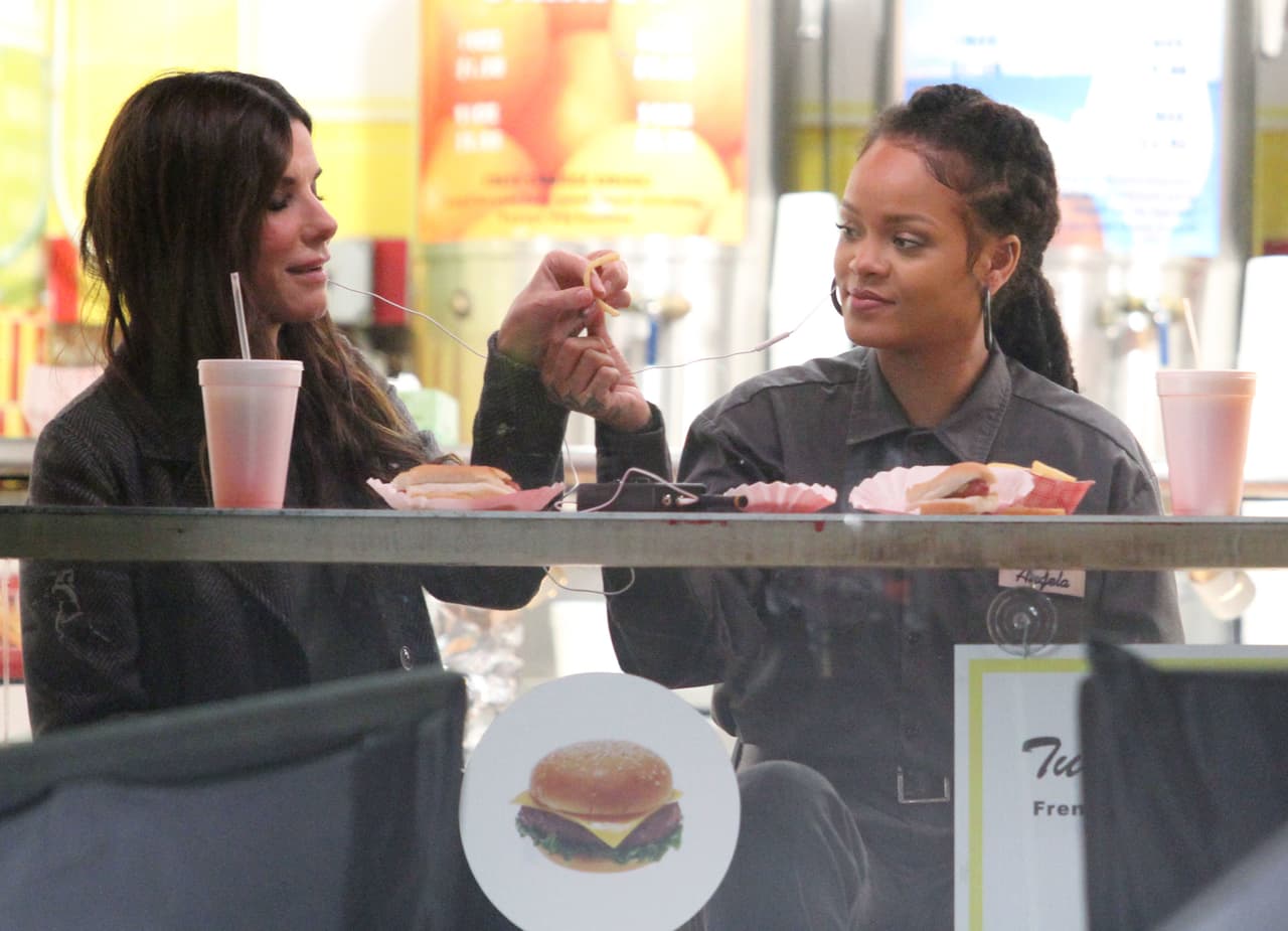 "Brindando" con las papitas.