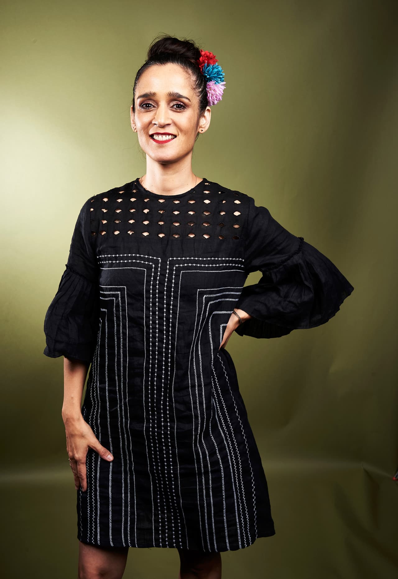 No se queda con un estilo definitivo, pero también es cierto que apuesta por lo general por prendas sencillas y de colores no tan llamativos. Ella está nominada en Álbum del Año por 
<b>'Algo Sucede'. </b>