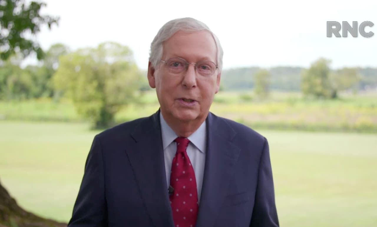 En un video pregrabado, Mitch McConnell, jefe de la mayoría republicana en el Senado, pidió a los estadounidenses escoger a senadores republicanos y reelegir al presidente Trump.
<br>
<br>"(Los demócratas) quieren decirles qué tipo de auto deben manejar, qué fuentes de información son creíbles, e incluso cuántas hamburguesas pueden comer", dijo McConnell, en tono hiperbólico.