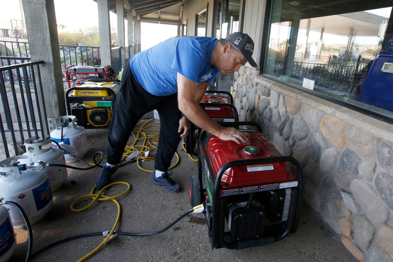 <b>Use generadores de manera segura:</b> los clientes con generadores eléctricos de reserva deben asegurarse de que un electricista autorizado los instale correctamente en un área bien ventilada. 
<a href="https://www.univision.com/local/san-francisco-kdtv/comerciantes-del-area-de-la-bahia-se-preparan-con-generadores-ante-los-apagones-de-pg-e-video">Los generadores instalados incorrectamente</a> representan un peligro para los clientes, así como para los equipos que trabajan en líneas eléctricas. Si usa generadores portátiles, asegúrese de que estén en un área bien ventilada.
<br>