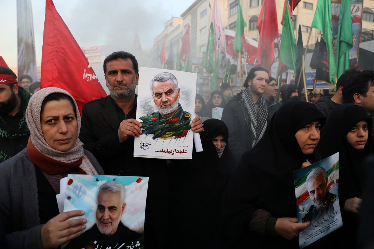 Los manifestantes, portando carteles con el retrato de Soleimani, se reunían en las proximidades de la Universidad de Teherán, donde el líder supremo, ayatolá Alí Jamenei, tenía previsto presidir en la jornada las ceremonias y oraciones por el general abatido.