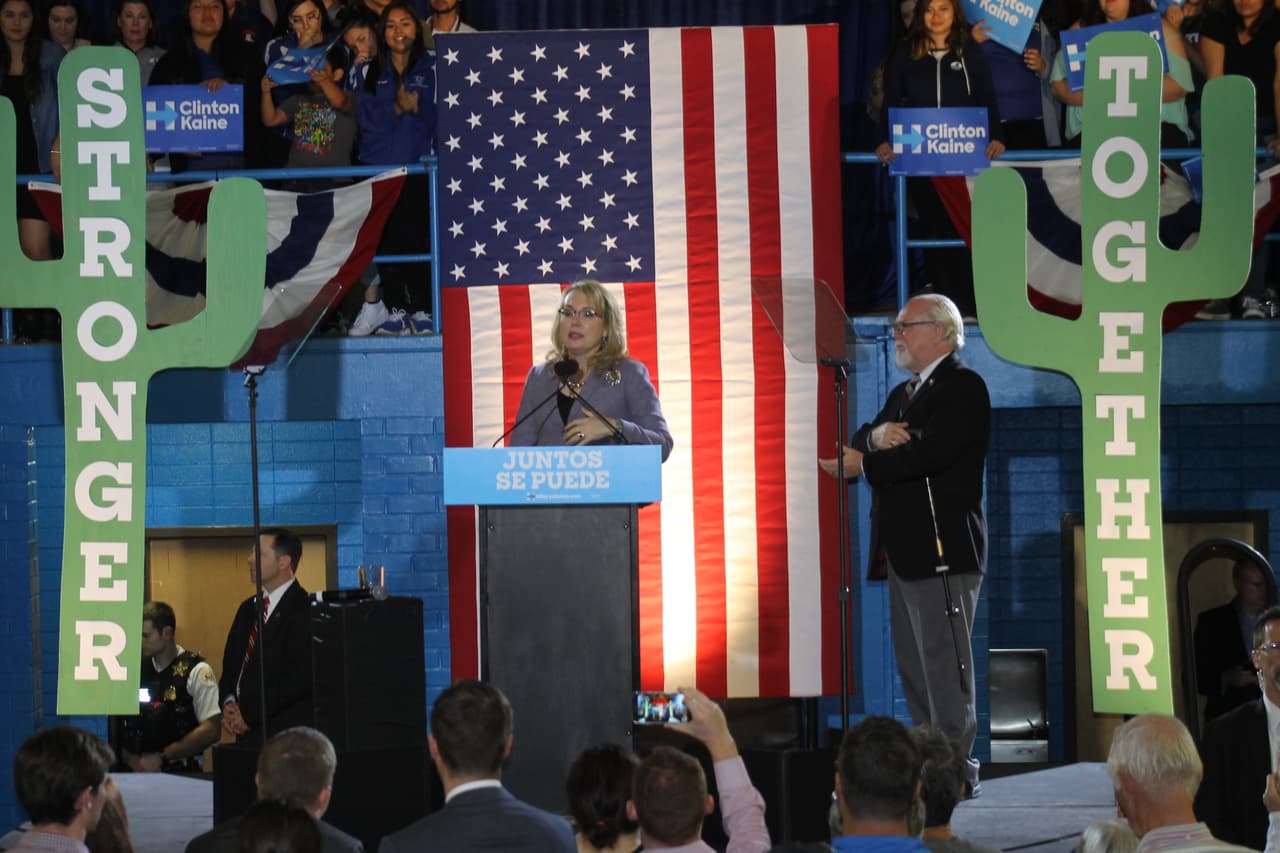 Los excongresistas demócratas Gabrielle Giffords y Ron Barber hablaron de la importancia del voto por Clinton en Arizona.