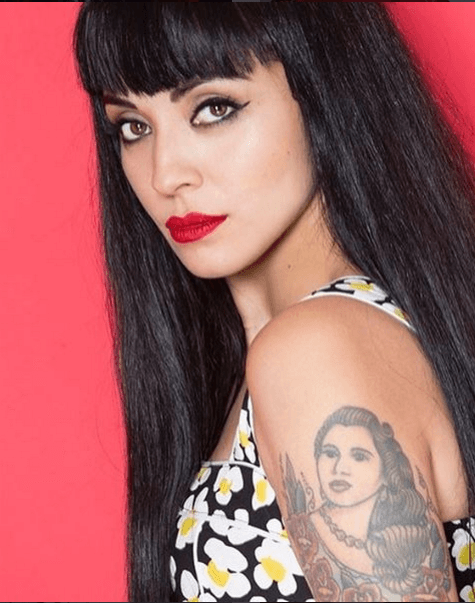 "Mis primeros tatuajes tenían significados, mensajes o frases de canciones, tengo la cara de mi abuela o el nombre de mi mejor amiga, pero llegó un momento en que me hice adicta a los tatuajes y ya no me importa tanto que tengan mensajes inspiradores o profundos", dijo en una entrevista.