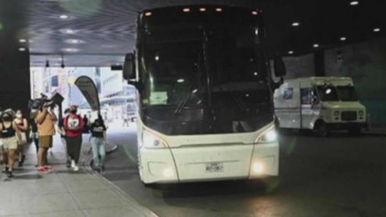 Autoridades de NY aseguran que camiones con inmigrantes llegarán casi diario desde Texas