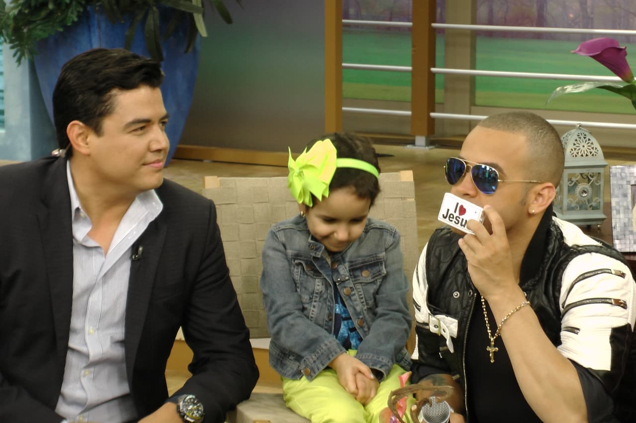 Chino Y Nacho estuvieron presentes para saludar y convivir un poco con Salma, que dijo ser fan de ellos.