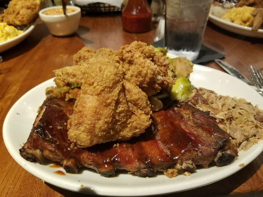 <b>The Pit</b>
<br>
<b>Dirección</b>: 328 W Davie St. Raleigh, NC. 27601
<br>
<b>Teléfono</b>: (919) 890-4500
<br>
<b>Sitio web</b>: 
<a href="http://www.thepit-raleigh.com/">http://www.thepit-raleigh.com/</a> 
<br>
<b><a href="https://www.yelp.com/map/the-pit-raleigh">Cómo llegar</a></b>
<br>
<br>En su página web indican que: “Carolina del Norte es conocida por sus legendarias parrilladas. Estamos orgullosos de continuar con esta tradición sirviendo auténtica barbacoa de cerdo entero cocinada en hoyo” y otros platillos, como el The Pit’s Southern Fried Chicken.