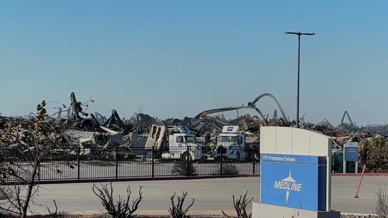 Tras incendio en centro Medline de Tracy, autoridades emiten guía para limpiar cenizas sin riesgos