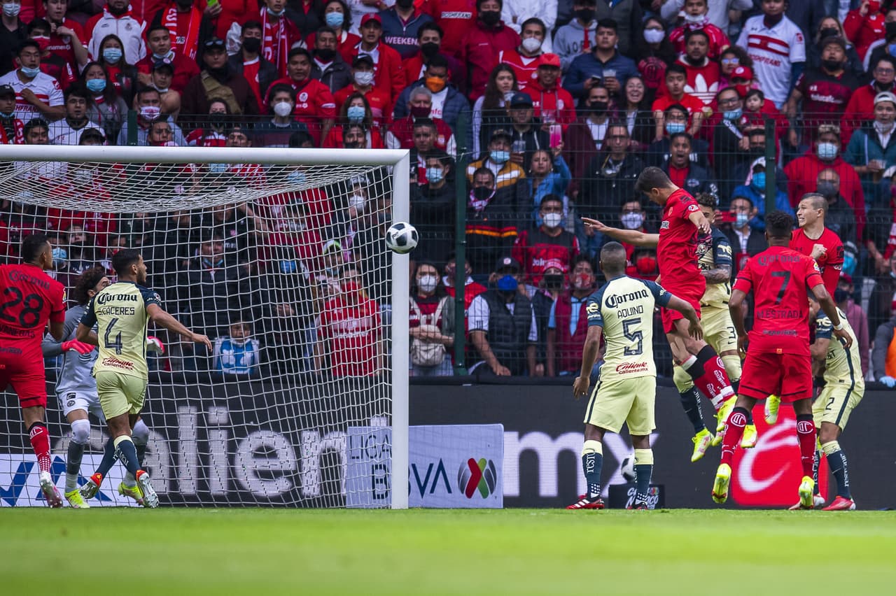 El central Haret Ortega le ganaba la espalda a Jorge Sánchez al minuto 1 sobre el poste más lejano para clavar su cabezazo y vencer a Ochoa.