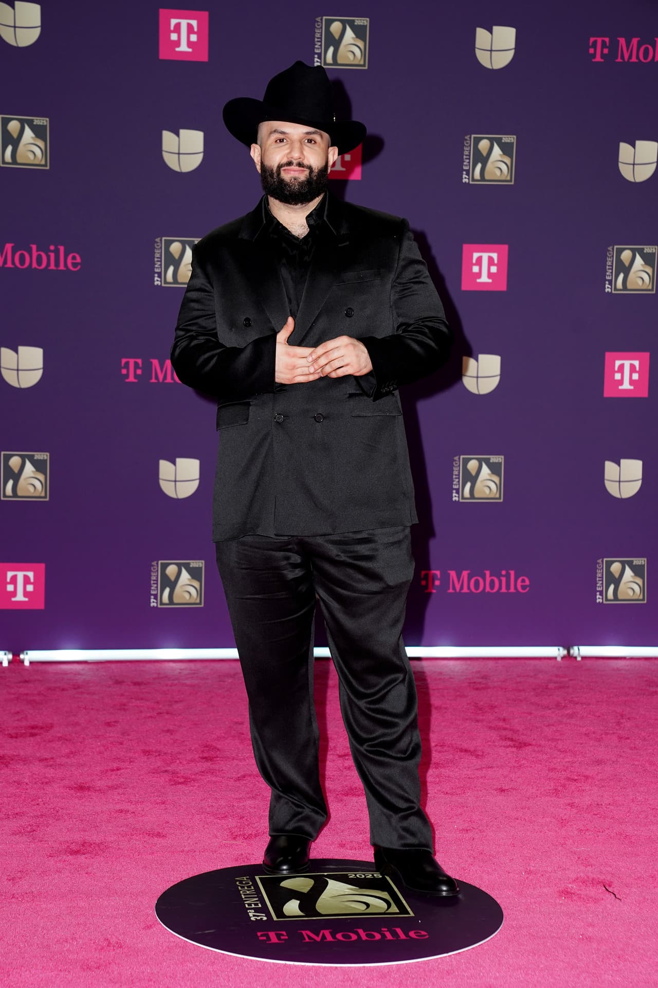 <b>Carín León</b> fue fiel a su estilo casual y con sombrero.