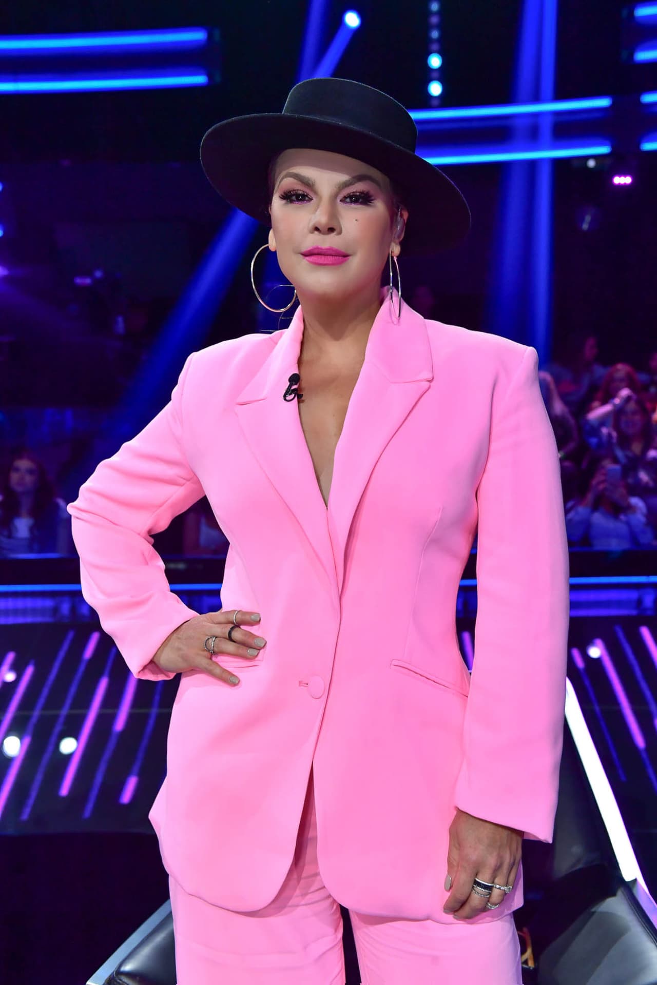 Para darle más fuerza, lo complementó con un sombrero negro que incluía una coqueta pluma. Esta noche llevó zapatos Stylist's Own.