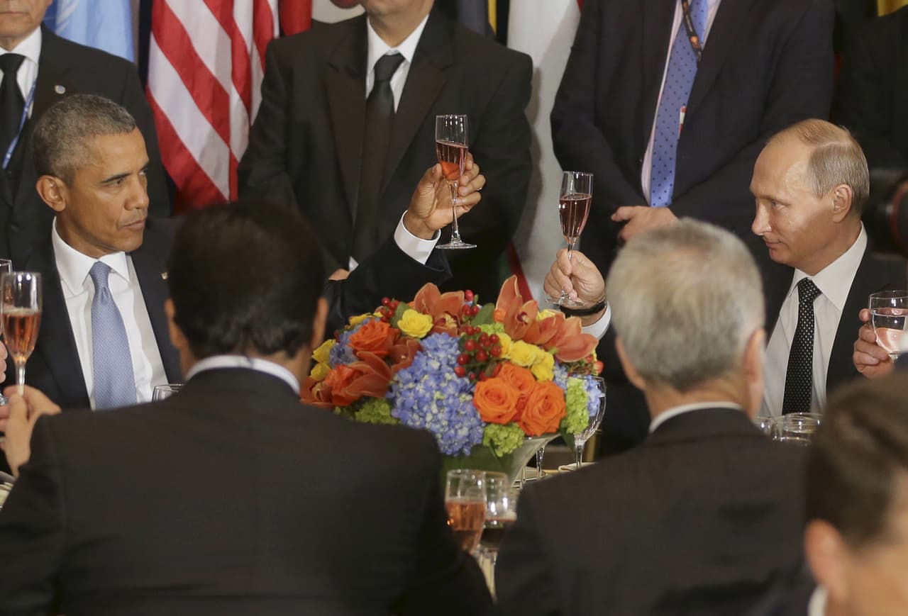 Un brindis durante el almuerzo en la Asamblea General de las Naciones Unidas en Nueva York el 28 de septiembre de 2015. En esa ocasión Vladimir Putin en su discurso en la ONU defendió la intervención de su país en Siria y llamó a una coalición para combatir a Isis. Una hora antes Barack Obama había pedido en ese mismo estrado la cooperación de todos los miembros para que cesara el fuego y se ayudaran a las victimas.