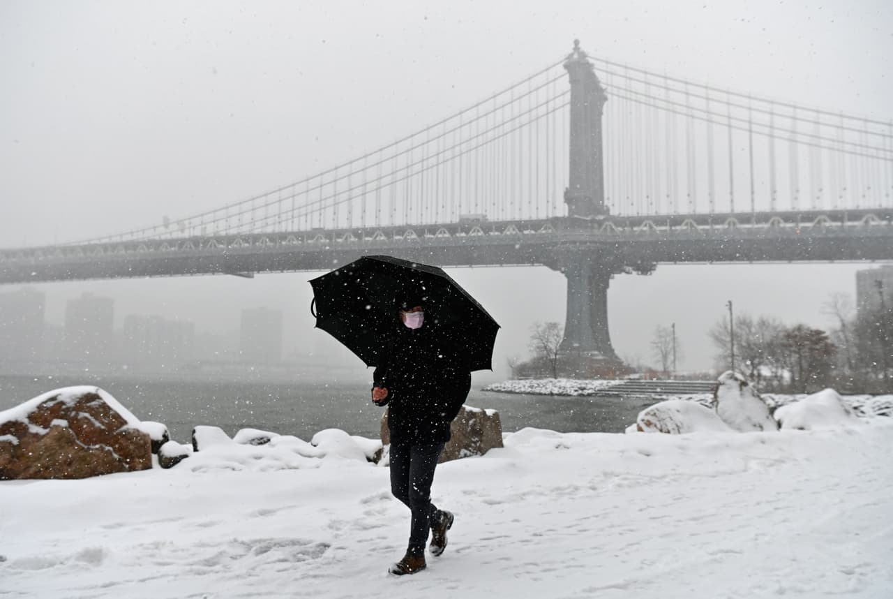 Una persona camina por la nieve en Nueva York