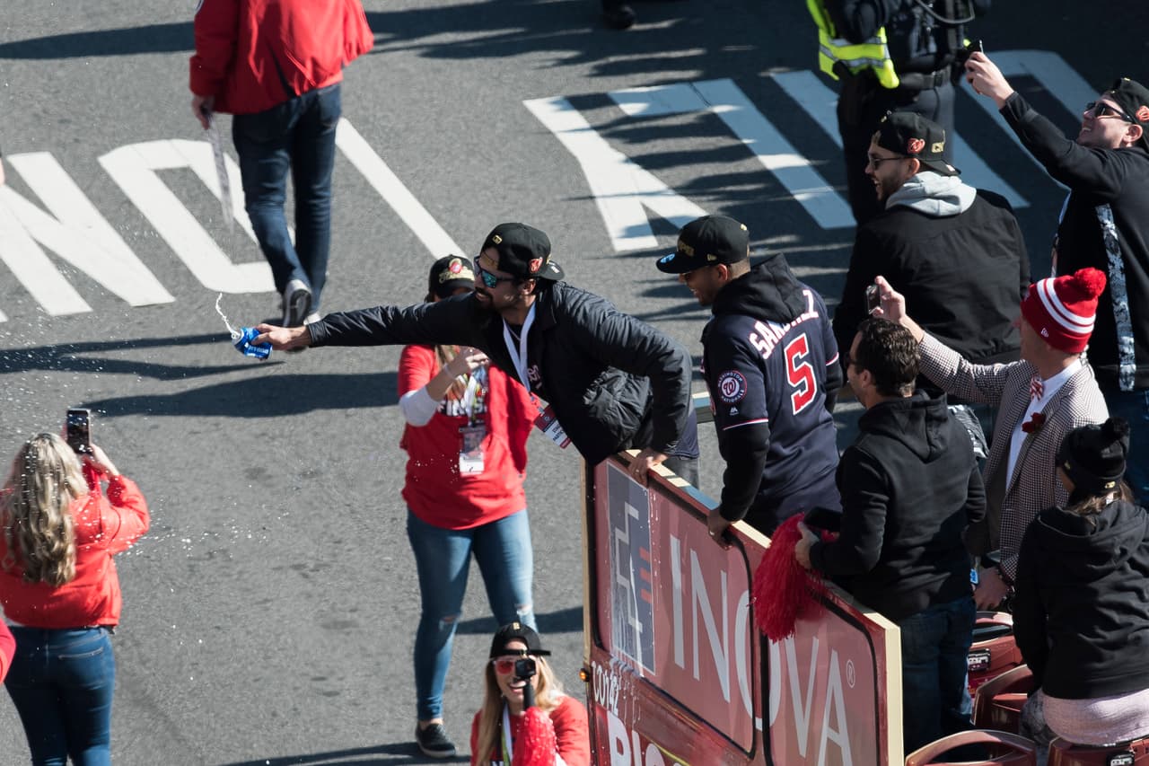 En el trayecto, el tercera base Anthony Rendon se bajó del bus y celebró en la calle con los fanáticos al bañarlos de cerveza. Mientras, la gente se le acercaba y tomaban videos del momento.
