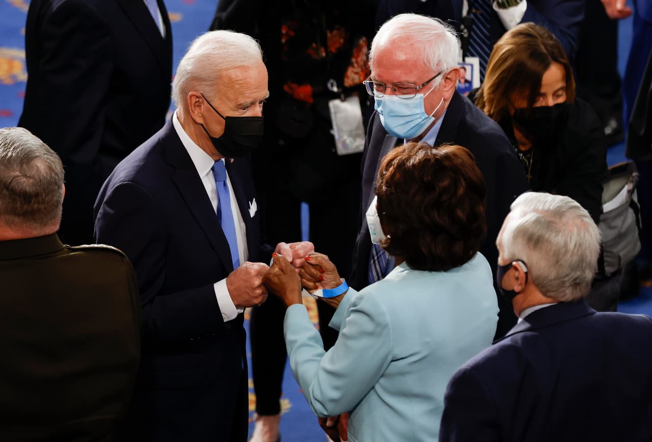 <b>La nueva normalidad</b>. Mascarillas, saludos fríos con el codo o con los puños; la pandemia trastocó hasta el protocolo de los actos oficiales. En su mensaje al Congreso, vísperas de cumplir los 
<a href="https://www.univision.com/temas/100-dias-biden">primeros y simbólicos 100 días en el poder</a>, Biden
<b> </b>dijo que recibió un país en "crisis", golpeado por la peor pandemia de la historia y la peor crisis económica desde la Gran Depresión.