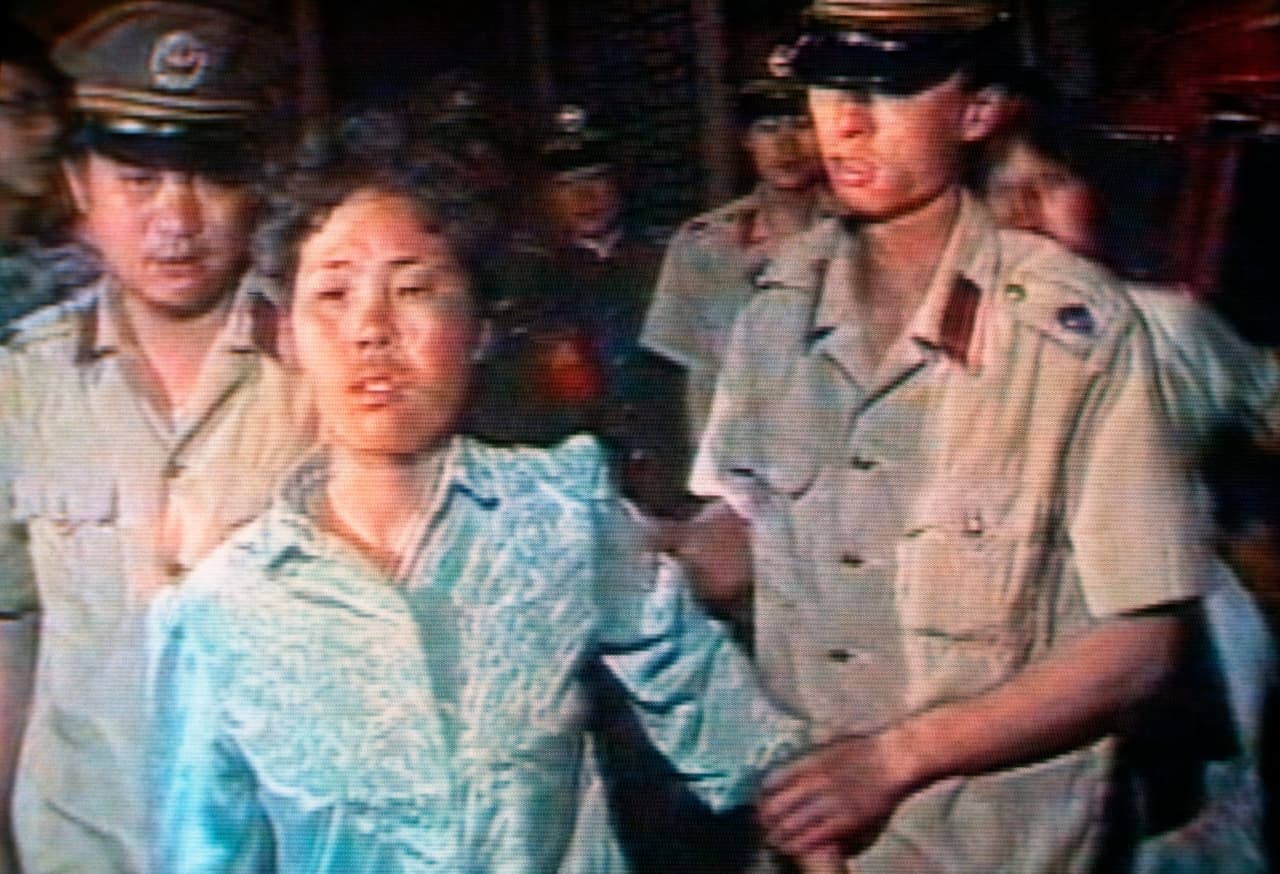 En duelo por Hu, los estudiantes pedían al gobierno más democracia, libertad de expresión y prensa libre. Miles de personas se unieron a los estudiantes en la plaza Tiananmen y el número de manifestantes se multiplicó. Esta captura de una imagen de la televisora estatal china muestra el arresto de uno de los activistas, el 1 de junio.