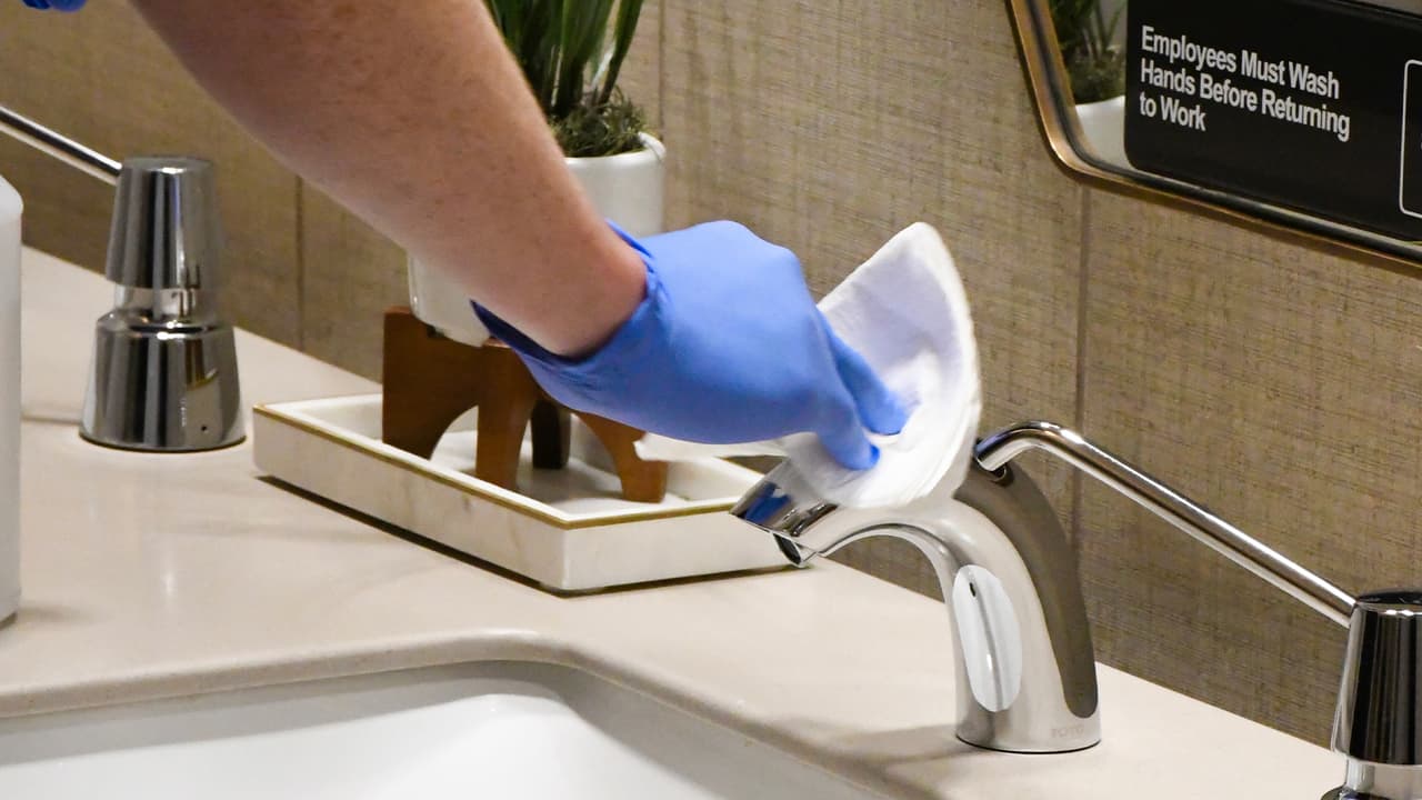 Cinemark cuenta con equipo con filtros de aire para atrapar hasta el 99.97 por ciento de las partículas microscópicas, incluido el coronavirus.