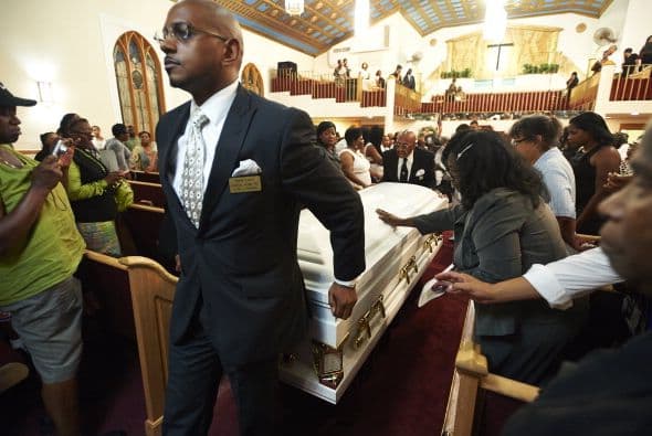 Familiares despidieron a Eric Garner, el hombre que murió bajo custodia de la policía en Staten Island. La agencia municipal que investiga las acusaciones de abusos por parte de la Policía anunció que está estudiando miles de quejas que ha recibido en los últimos años por el uso de técnicas de asfixia para la inmovilización de sospechosos.