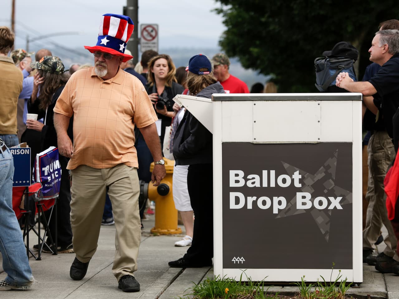 Campaña de Trump demanda a funcionarios electorales de Pensilvania por promover el voto por correo