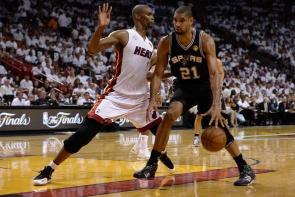 Habrá séptimo juego entre los Spurs y los Heat (30 fotos) ¡Locura total! Un juego electrizante, inolvidable, donde ambos equipos dieron una demostración inolvidable en el American Airlines Arena, manteniendo en vilo a los fanáticos en San Antonio y en Miami, primero durante los 48 minutos regulares y después en los 5 minutos de OT. .Tim Duncan, con una clásica demostración durante todo el partido, anotó más tantos en la primera mitad que la combinación de los 3 de Miami, Wade-James-Bosh 25/21, facilitando que los Spurs dominaran al Heat hasta comenzar el cuarto período, cuando Miami llevo a cabo un cambio de jugadores. Cuando solo faltaban 5 segundos para coronarse campeones los San Antonio Spurs, el incomparable Ray Allen empató el partido con un tiro de 3 puntos, forzando el OT. Con 1:43 en el reloj, LeBron James (triple/doble, 32 puntos, 11 asistencias y 10 rebotes) encaramó al Heat 101-100, y al concluir el OT, de nuevo Allen realizó una formidable jugada defensiva, dando dos puntos más al Heat, que terminó, a pesar de los umpires y para desconcierto de los comentaristas que daban el cetro a San Antonio, 103-101 sobre los Spurs. .