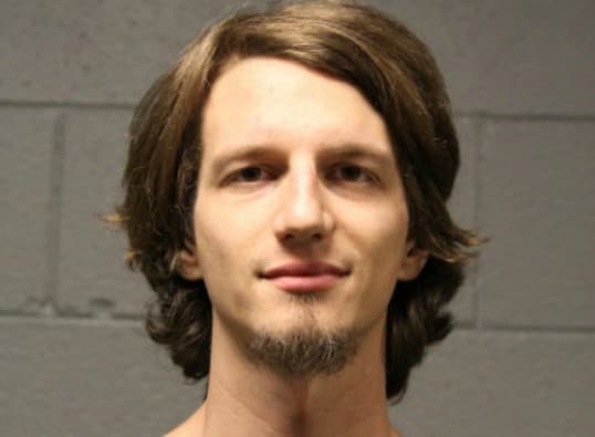 Enfrenta cargos de daño criminal hombre que vandalizó escultura de Cristóbal Colón en Chicago