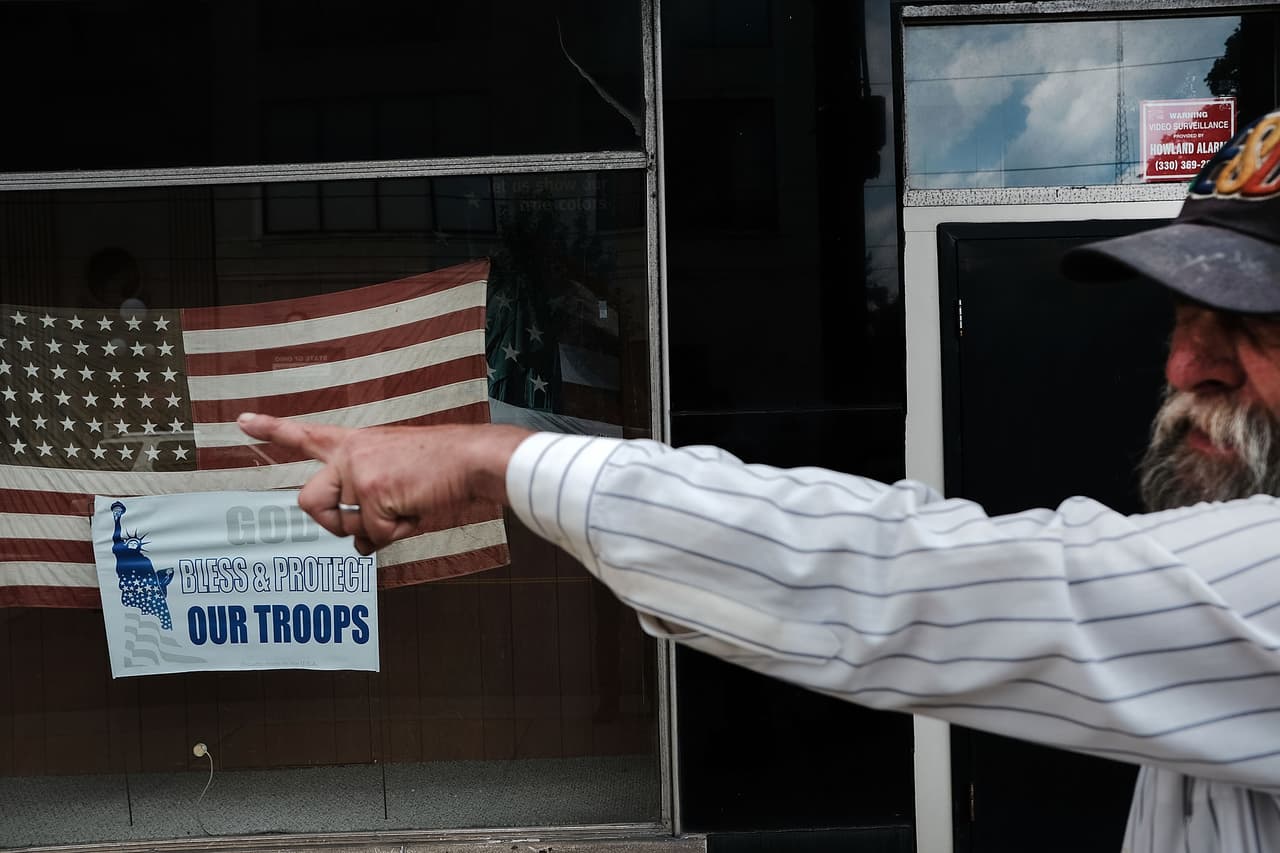 Ted, quien antes trabajaba como chofer de camiones, camina por las calles sin rumbo. No tiene nada que hacer. La tasa de desempleo en Warren 
<a href="http://www.lmi.state.oh.us/LAUS/Ranking.pdf">supera el 7%</a>. Hay un 
<a href="http://www.univision.com/noticias/citylab-trabajo/el-desempleo-esta-promoviendo-la-adiccion-a-los-opiaceos">nexo entre adicción y desempleo</a>. 
<b>En Estados Unidos 18% de los adultos desempleados consumen algún tipo de droga ilícita</b>.
<br>