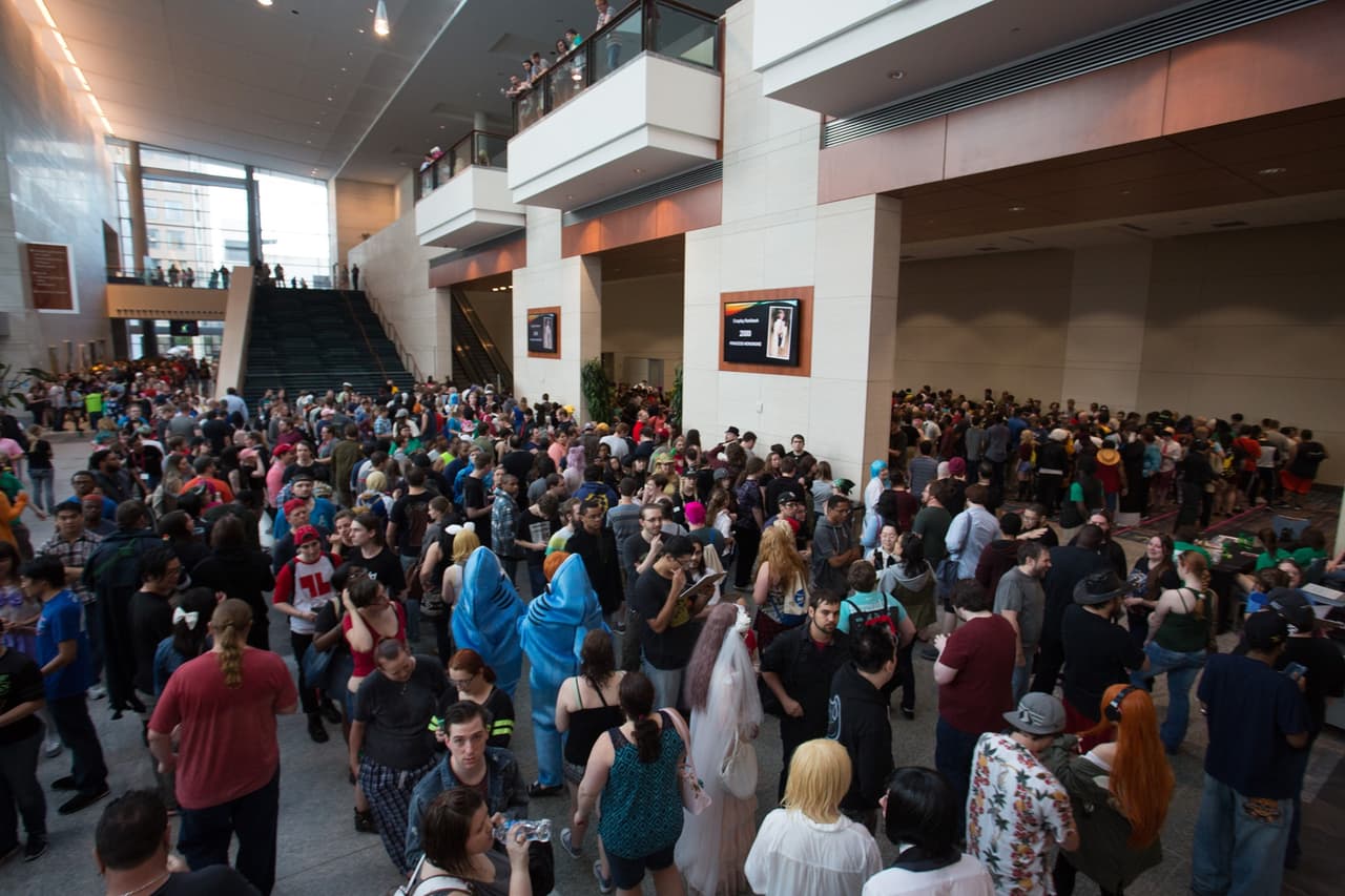 La convención atrae a miles de asistentes y presenta una gran variedad de eventos, como videos, demostraciones culturales, paneles de fans e invitados, conciertos de J-pop/rock, demostraciones de artes marciales, clases de manualidades, artistas, vendedores y más.