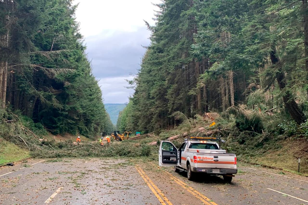 Más al norte de California, en el condado Humboldt varios árboles caídos afectaron el tránsito vehicular sobre la carretera 101. Trabajadores de Caltrans han estado trabajando sin para para reabrir la circulación en las carreteras de la región.