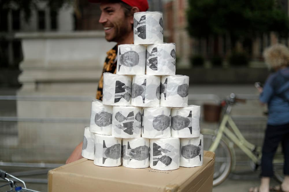 Otros manifestantes también ofrecieron papel higiénico con el rostro del presidente.