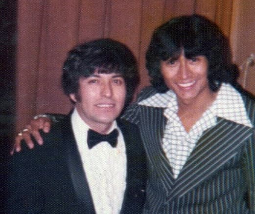 Mariano Dominguez (izquierda) con el cantante Josué en el Teatro Arcadia en Dallas en 1977