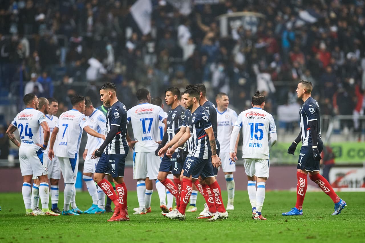La polémica llegó al 51’ cuando John Medina se barrió en el área para evitar un disparo.El VAR llamó al árbitro César Ramos y tras la revisión se marcó penal y el defensa de Rayados vio la roja.
