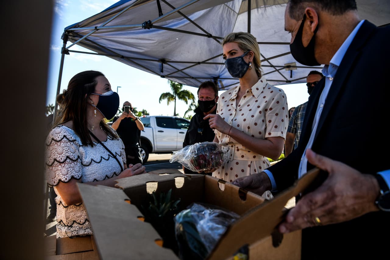 La organización “Farmers to Families”, encargada de llevar comida a las familias más necesitadas por la pandemia del coronavirus, llevó a cabo el martes un evento de repartición de alimentos en una megaiglesia del suroeste de Miami-Dade.
<br>