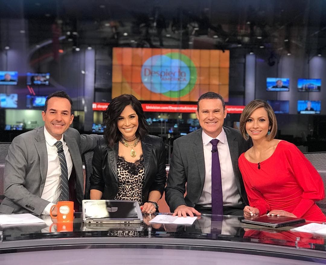 Cada mañana, toman con seriedad el escritorio de noticias, pero en otras secciones la diversión no para y juntos dan pie a juegos, bromas y travesuras. Muy pronto volverán a encontrarse con la misma alegría en la casa de Despierta América.